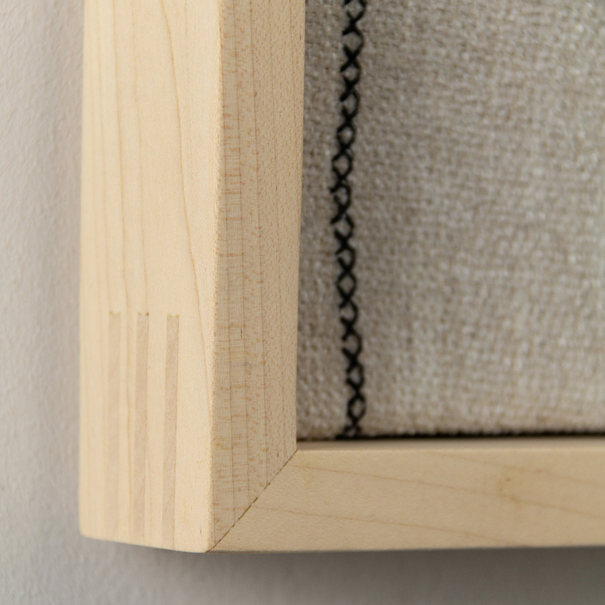 House of Gallerista - Detailaufnahme eines handgefertigten Holzrahmens: Hochwertiges helles Holz in minimalistischem Design, perfekt für moderne Wandbilder. Entdecke den House of Gallerista Wandbild-Konfigurator, um Kunstwerke mit individuellen Rahmen und Materialien zu gestalten. Schlüsselwörter: Holzrahmen, handgefertigte Kunst, Wandbild-Konfigurator, moderne Wandkunst, House of Gallerista, Interior Design.