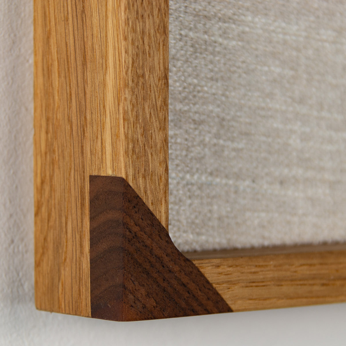 Detailansicht eines maßgefertigten Holzrahmens von House of Gallerista. Die präzise Verarbeitung und die hochwertige Holzstruktur unterstreichen die Exklusivität. Kombinieren Sie den Rahmen mit einem Wandbild aus der Kollektion und personalisieren Sie es mit unserem Konfigurator für eine individuelle Note in Ihrem Zuhause.