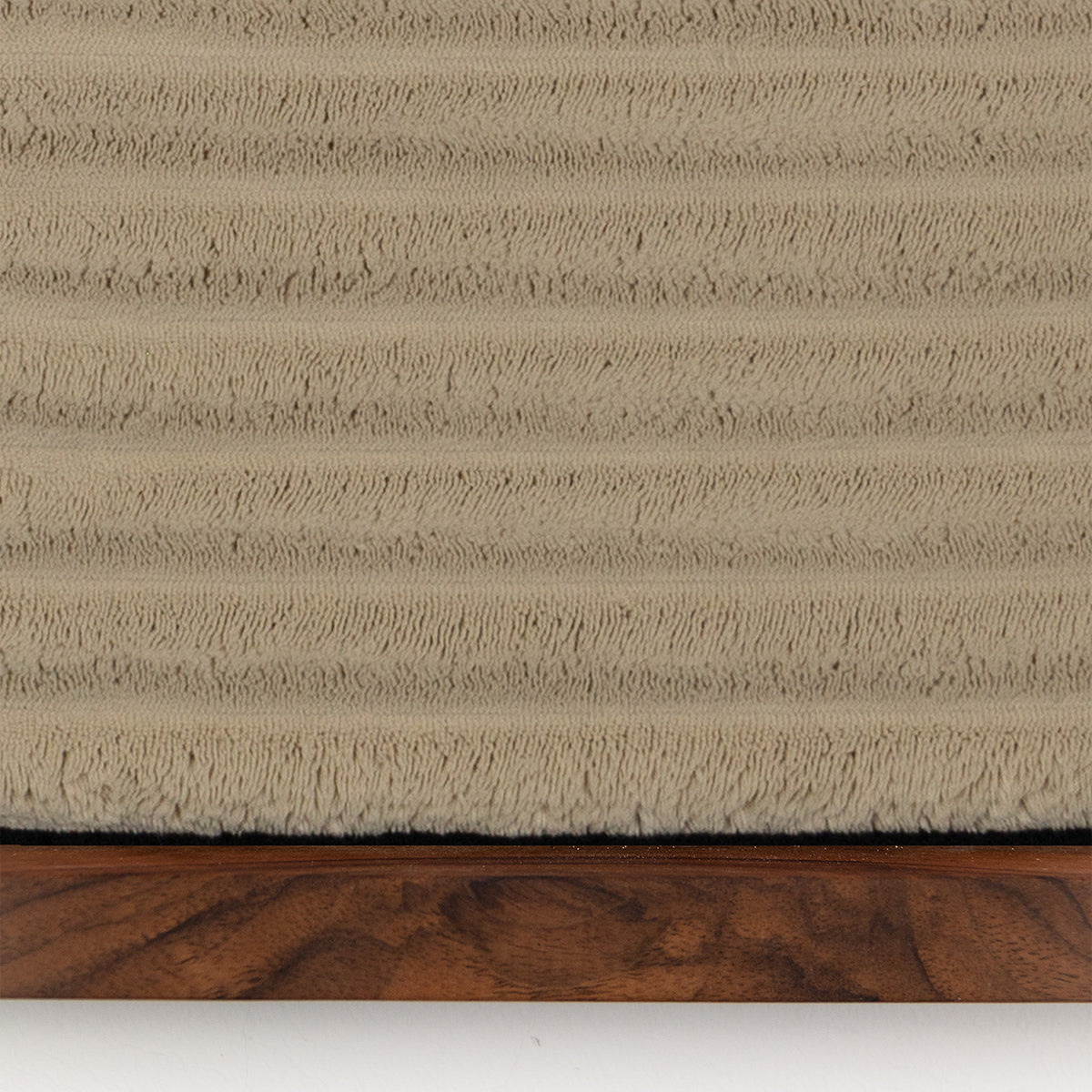 Nahaufnahme des flauschigen Cordstoffs aus der Serie "Life" von House of Gallerista, kombiniert mit einem handgefertigten Rahmen aus edlem Nussholz. Perfekt für ein stilvolles und individuelles Wanddesign, das über unseren Konfigurator personalisiert werden kann.
