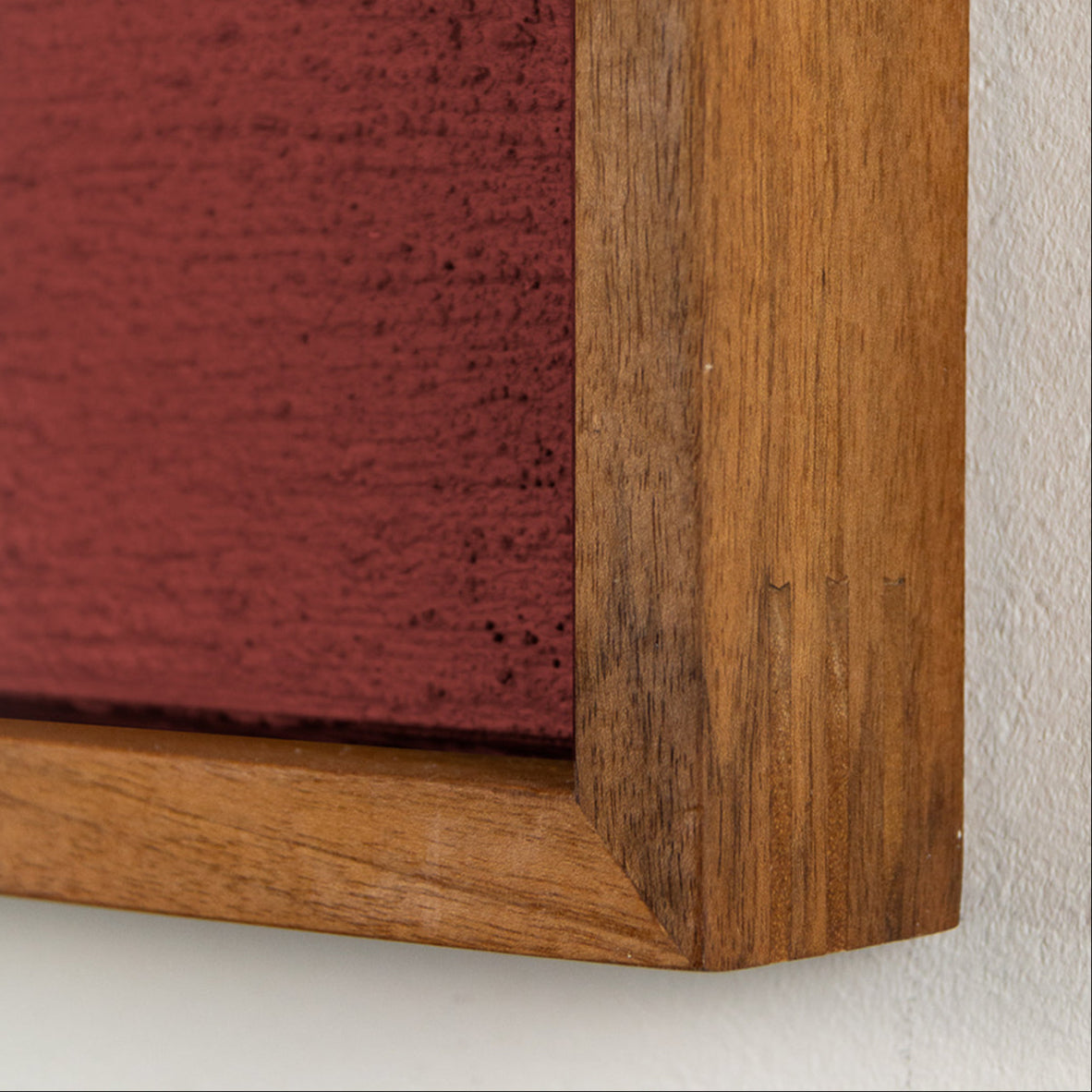 Detailaufnahme eines handgefertigten Wandbildes aus der House of Gallerista Kollektion. Der warme Nussholzrahmen verleiht dem Bild Eleganz, während die texturierte Oberfläche durch individuelle Anpassung über den Konfigurator personalisiert werden kann. Perfekt für moderne und stilvolle Inneneinrichtungen.