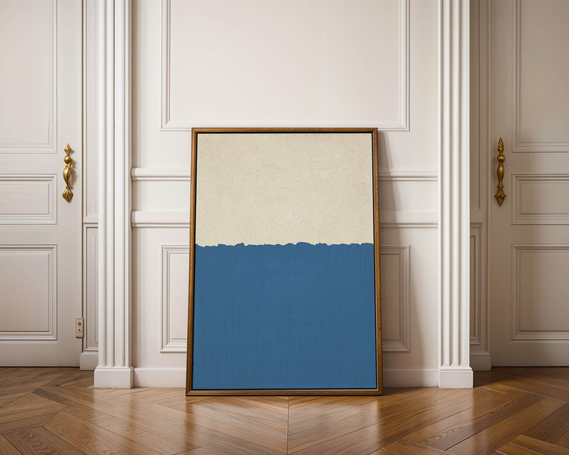 House of Gallerista - Minimalistisches Wandbild mit blauem Akzent: Stilvoll präsentiert in einem natürlichen Holzrahmen vor einer eleganten Wandverkleidung. Perfekt für klassische und moderne Raumgestaltungen. Gestalte dein individuelles Kunstwerk mit dem House of Gallerista Wandbild-Konfigurator. Schlüsselwörter: House of Gallerista, Wandbild, minimalistisches Design, Holzrahmen, Wandbild-Konfigurator, Interior Design, blaue Akzente.