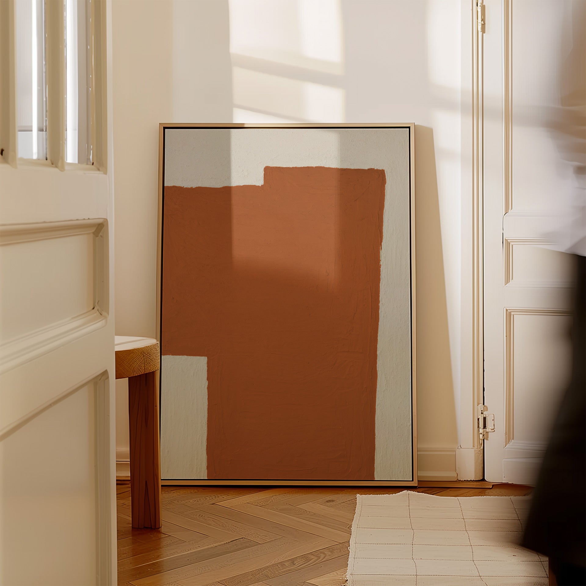 House of Gallerista - Minimalistisches Wandbild mit terrakottafarbenem Akzent: Eleganter Holzrahmen und warmes Licht schaffen eine harmonische Atmosphäre in einem modernen Wohnbereich. Perfekt für stilvolle Raumgestaltungen. Gestalte dein individuelles Kunstwerk mit dem House of Gallerista Wandbild-Konfigurator. Schlüsselwörter: House of Gallerista, Wandbild, minimalistisches Design, Wandbild-Konfigurator, Interior Design, Terrakotta-Töne, moderne Ästhetik.
