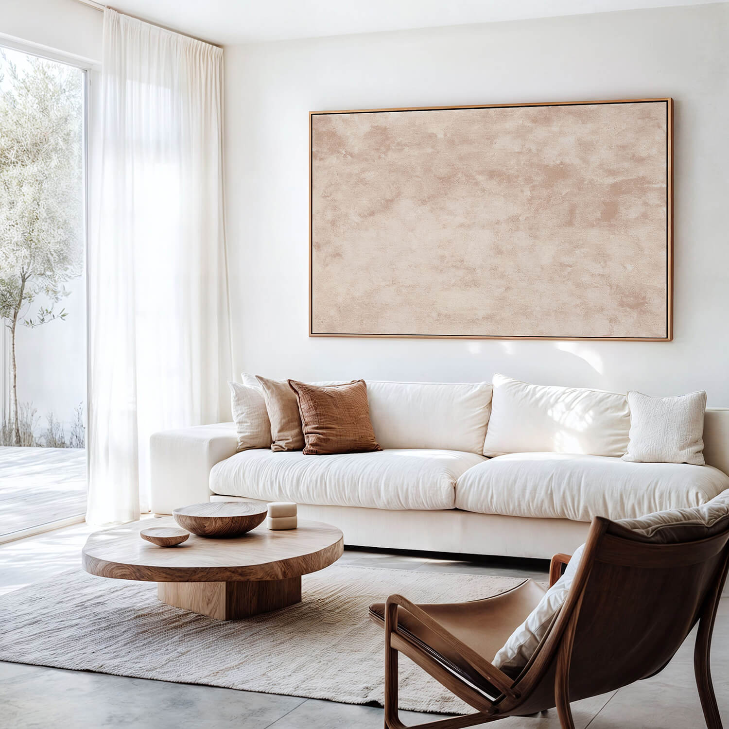 Großes Wandbild aus der CLOUDS Serie von House of Gallerista – harmonisch integriert in ein helles Wohnzimmer. Anpassbare Kunst für eine elegante & beruhigende Atmosphäre.
