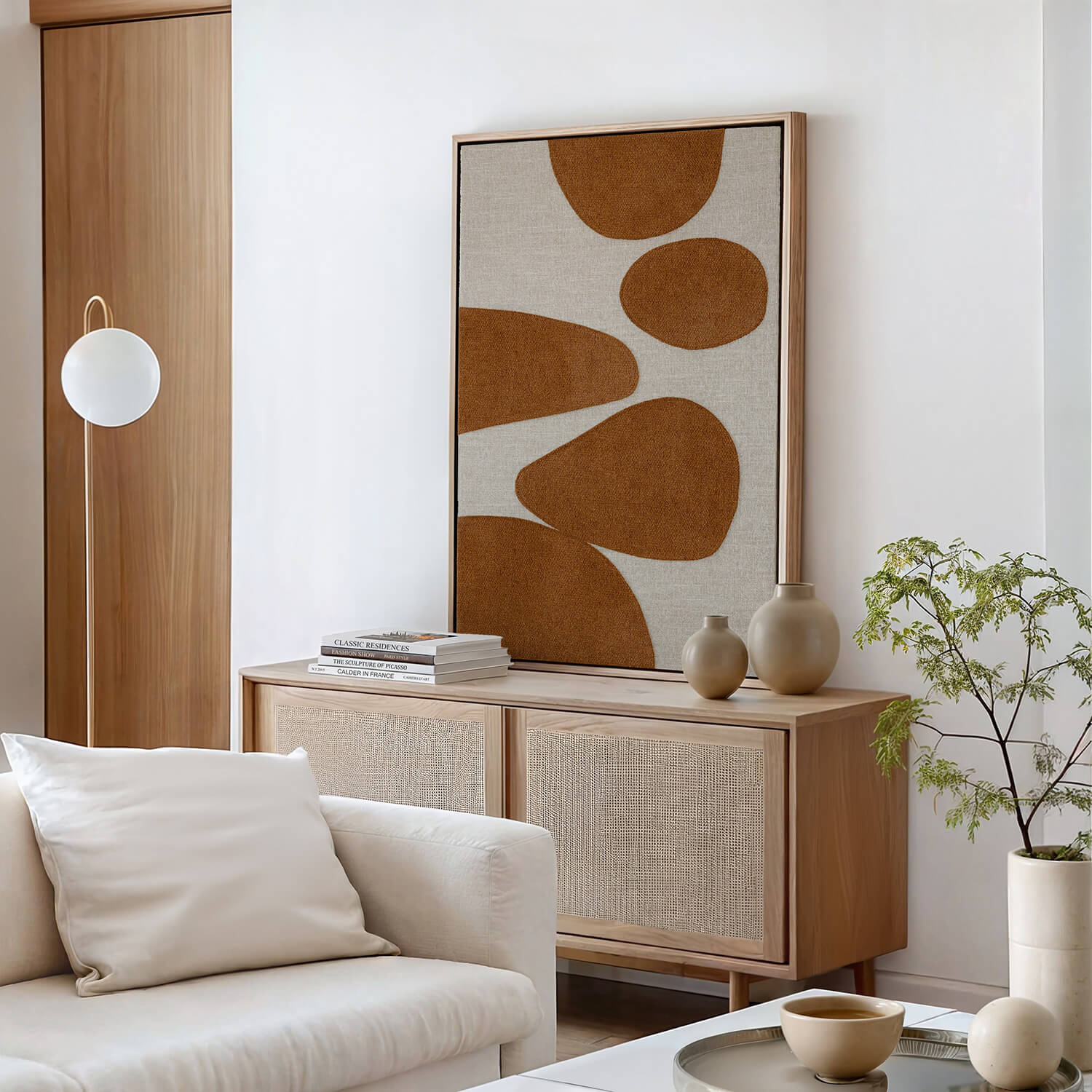 Stoffbild aus der DREAM Serie von House of Gallerista in Braun – stilvoll präsentiert in einem minimalistischen Wohnraum. Struktur & Textur für eine moderne Atmosphäre.