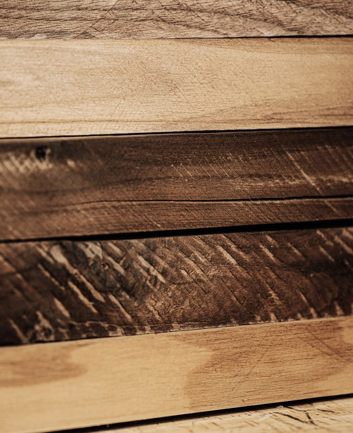 Nahaufnahme von hochwertigem Holz für die handgefertigten Bilderrahmen von House of Gallerista – sorgfältig verarbeitet werden es die perfekten Rahmen zu moderner Wandkunst.