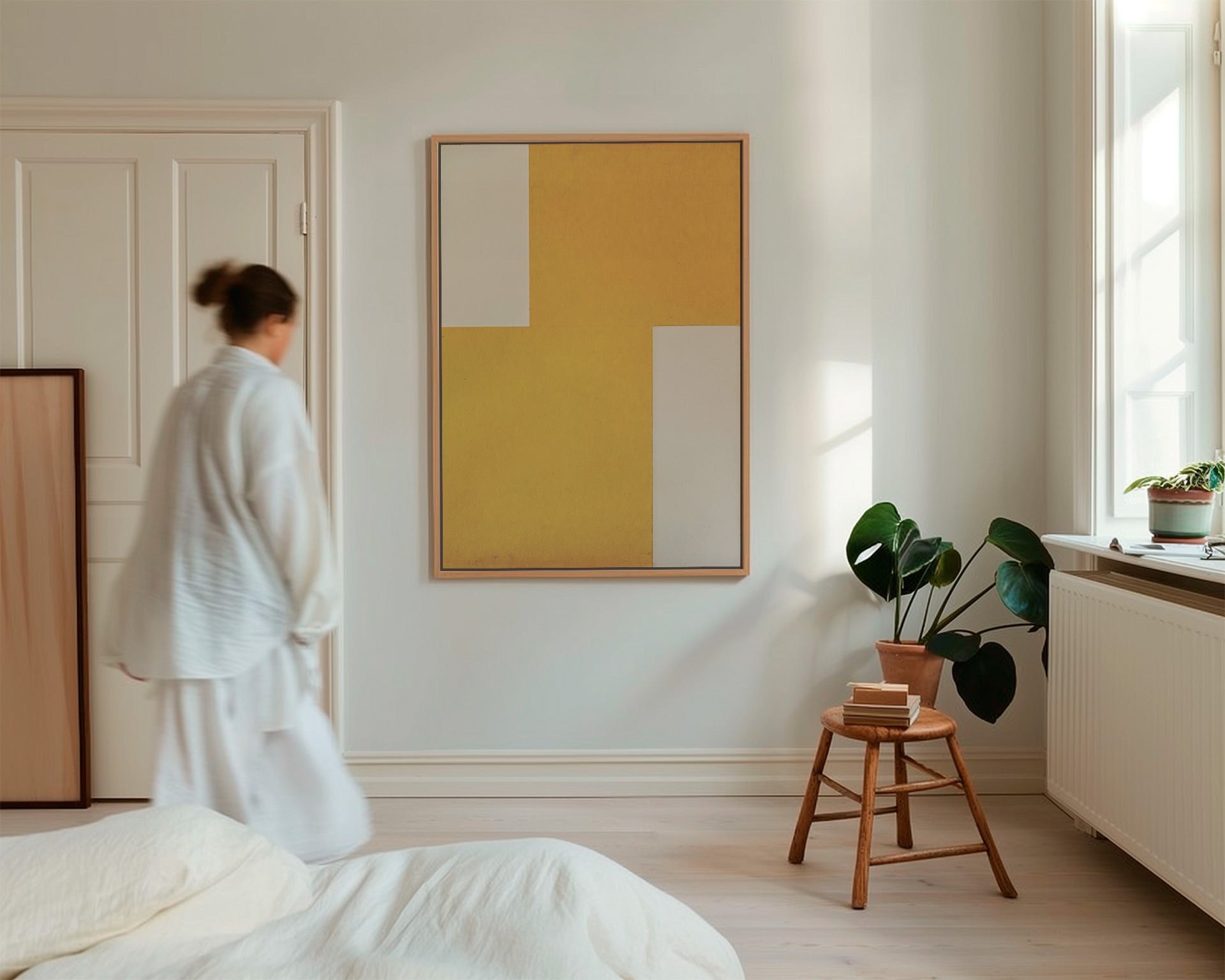 House of Gallerista - Minimalistisches Wandbild in sonnigem Gelb und Weiß: Perfekt eingerahmt in natürlichem Holz, harmonisch integriert in ein ruhiges und lichtdurchflutetes Schlafzimmer mit natürlichen Elementen. Entdecke den House of Gallerista Wandbild-Konfigurator für dein individuelles Kunstwerk. Schlüsselwörter: House of Gallerista, Wandbild, minimalistisches Design, Holzrahmen, Wandbild-Konfigurator, Interior Design, Schlafzimmergestaltung.