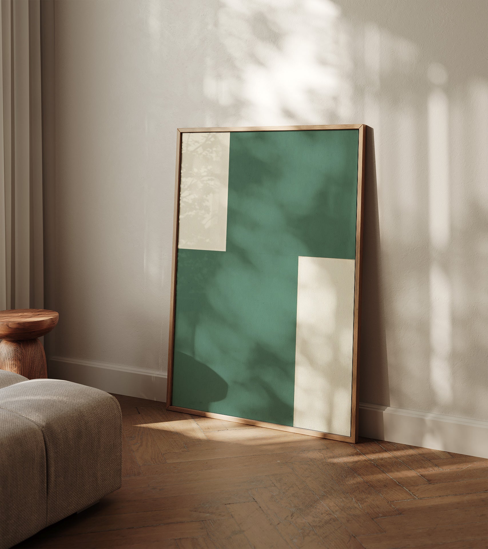 House of Gallerista - Minimalistisches Wandbild in kräftigem Grün: Stilvoll gerahmt in natürlichem Holz, inszeniert mit warmen Lichtakzenten auf einem eleganten Holzboden. Perfekt für zeitlose und moderne Raumgestaltung. Entdecke den House of Gallerista Wandbild-Konfigurator für individuelle Kunstwerke. Schlüsselwörter: House of Gallerista, Wandbild, minimalistisches Design, Holzrahmen, Wandbild-Konfigurator, Interior Design, Grüntöne.