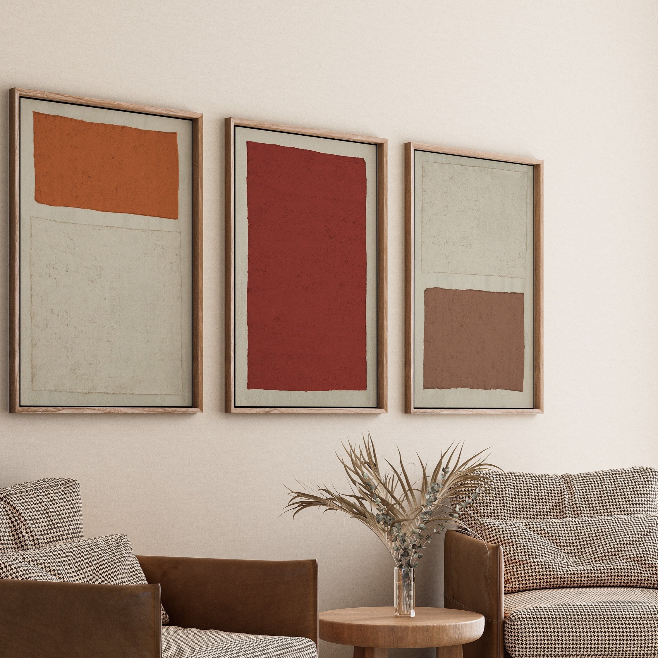 House of Gallerista - Triptychon aus minimalistischen Wandbildern in Erdtönen: Elegante Holzrahmen und warme Farben schaffen eine harmonische Atmosphäre in einem gemütlichen Wohnraum. Perfekt für zeitlose und individuelle Wandgestaltung. Entdecke den House of Gallerista Wandbild-Konfigurator für personalisierte Kunstwerke. Schlüsselwörter: House of Gallerista, Wandbild, minimalistisches Design, Holzrahmen, Wandbild-Konfigurator, Interior Design, Erdtöne, Triptychon.