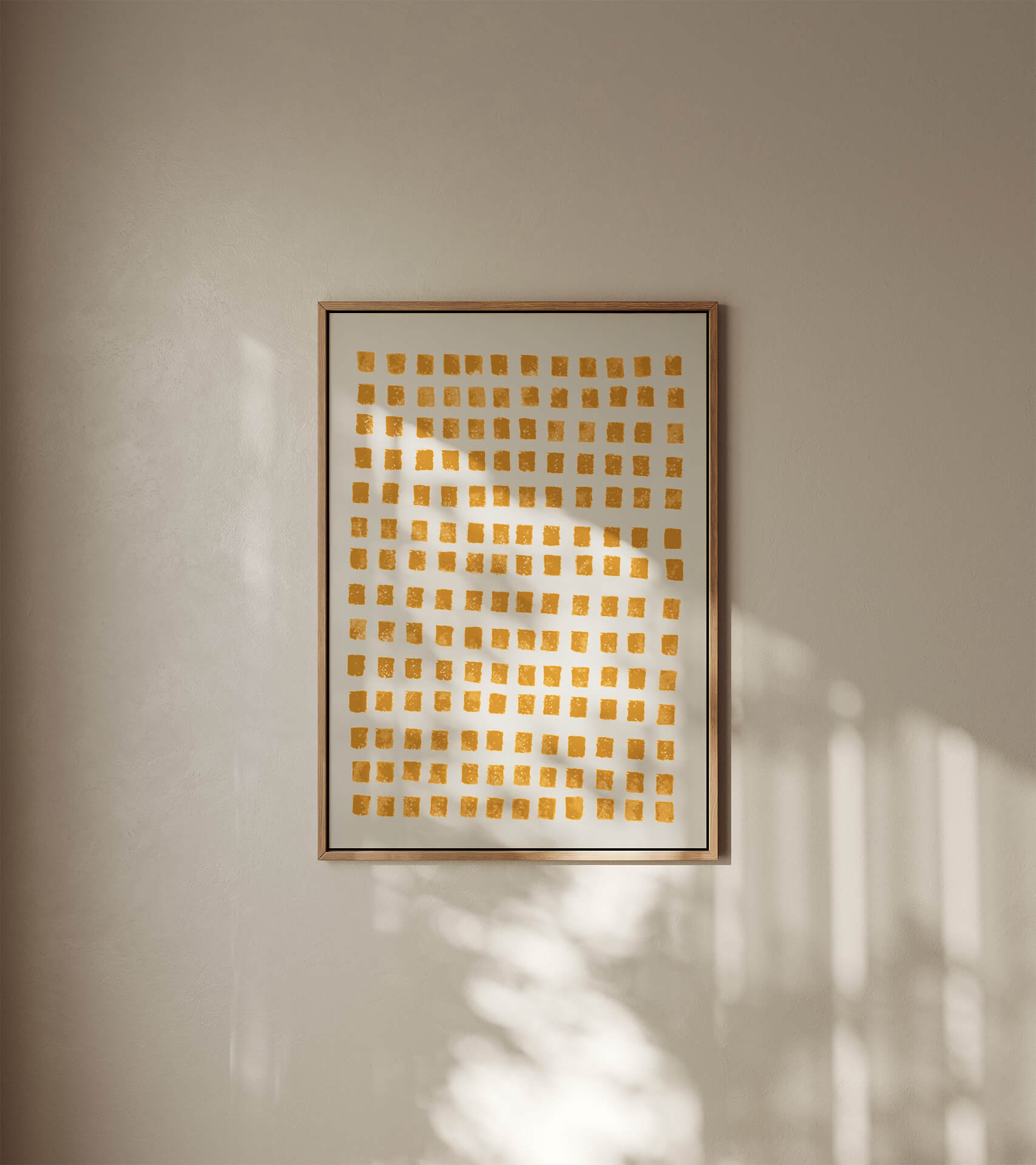 House of Gallerista - Modernes Wandbild mit goldgelben geometrischen Mustern: Dezente Eleganz in einem natürlichen Holzrahmen, perfekt in Szene gesetzt durch sanftes Licht. Ideal für minimalistische und stilvolle Raumgestaltung. Entdecke den House of Gallerista Wandbild-Konfigurator für maßgeschneiderte Kunstwerke. Schlüsselwörter: House of Gallerista, Wandbild, minimalistisches Design, Holzrahmen, Wandbild-Konfigurator, Interior Design, geometrische Muster.