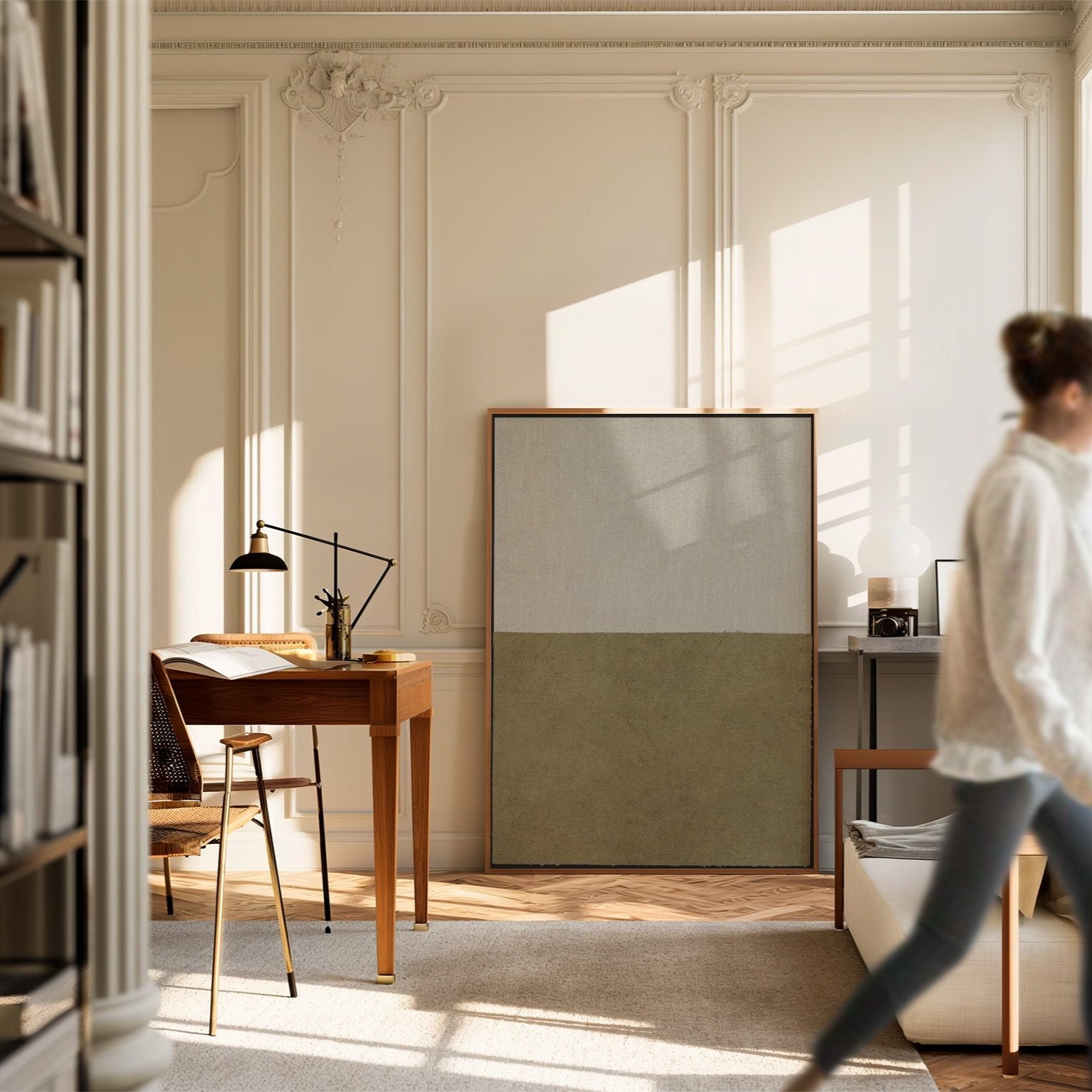House of Gallerista - Minimalistisches Stoff-Wandbild in gedeckten Grün- und Beigetönen: Elegant gerahmt in natürlichem Holz, perfekt platziert in einem stilvollen und lichtdurchfluteten Arbeitszimmer. Entdecke den House of Gallerista Wandbild-Konfigurator für personalisierte Kunstwerke. Schlüsselwörter: House of Gallerista, Wandbild, minimalistisches Design, Holzrahmen, Wandbild-Konfigurator, Interior Design, Arbeitszimmer.