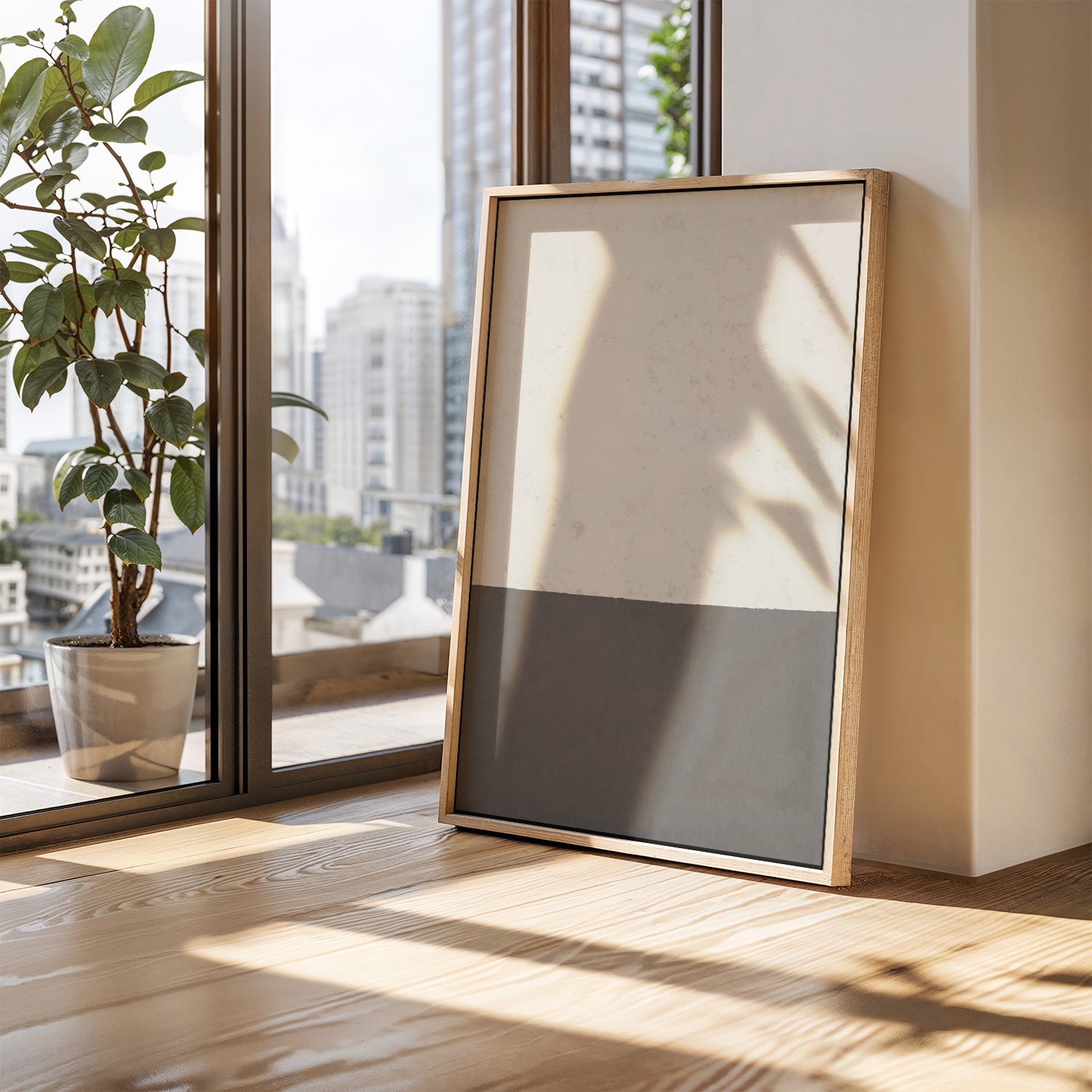 House of Gallerista - Minimalistisches Wandbild in Grau- und Beigetönen: Stilvoll gerahmt in natürlichem Holz, platziert vor einer modernen Fensterfront mit urbanem Ausblick. Perfekt für eine zeitlose und elegante Raumgestaltung. Entdecke den House of Gallerista Wandbild-Konfigurator für personalisierte Kunstwerke. Schlüsselwörter: House of Gallerista, Wandbild, minimalistisches Design, Holzrahmen, Wandbild-Konfigurator, Interior Design, urbane Einrichtung.