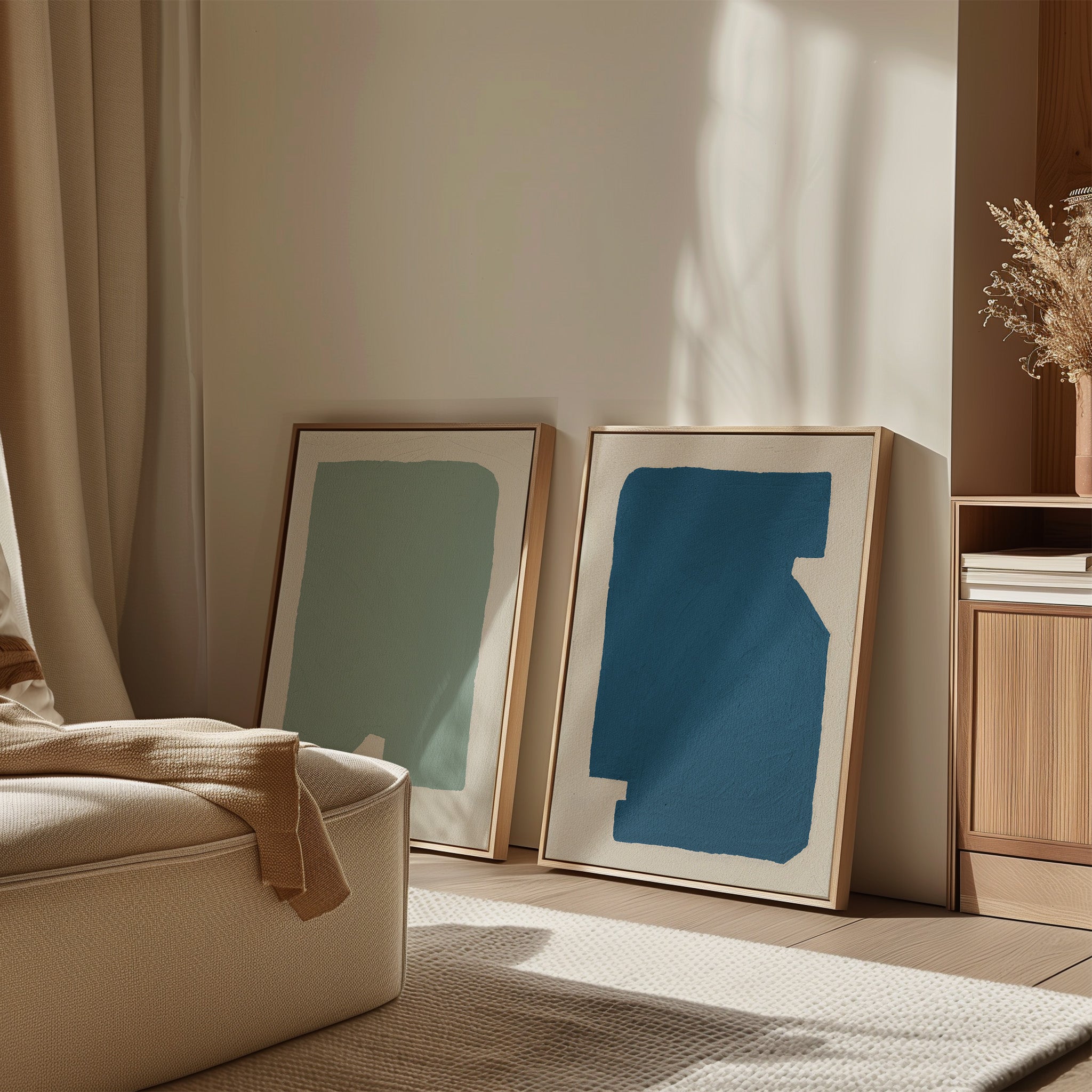 House of Gallerista - Minimalistische Wandbilder in Blau- und Grüntönen: Zwei elegante Kunstwerke in natürlichen Holzrahmen, harmonisch arrangiert in einem lichtdurchfluteten Wohnraum. Perfekt für moderne und stilvolle Raumgestaltungen. Entdecke den House of Gallerista Wandbild-Konfigurator für personalisierte Kunstwerke. Schlüsselwörter: House of Gallerista, Wandbild, minimalistisches Design, Holzrahmen, Wandbild-Konfigurator, Interior Design, Blau- und Grüntöne.