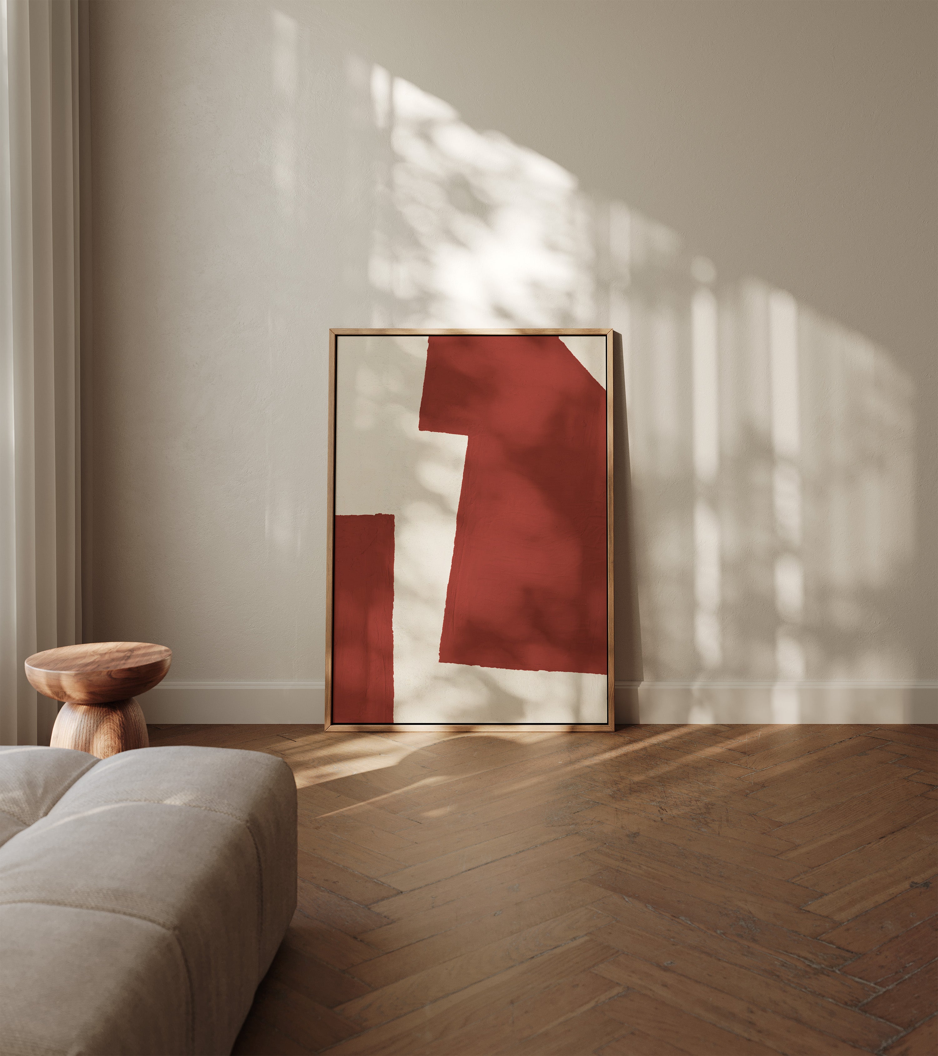 House of Gallerista - Minimalistisches Wandbild mit kräftigem Rot: Stilvoll präsentiert in einem natürlichen Holzrahmen, inszeniert durch sanftes Lichtspiel auf einem eleganten Holzboden. Perfekt für moderne und zeitlose Raumgestaltungen. Entdecke den House of Gallerista Wandbild-Konfigurator für personalisierte Kunstwerke. Schlüsselwörter: House of Gallerista, Wandbild, minimalistisches Design, Holzrahmen, Wandbild-Konfigurator, Interior Design, kräftige Farben.